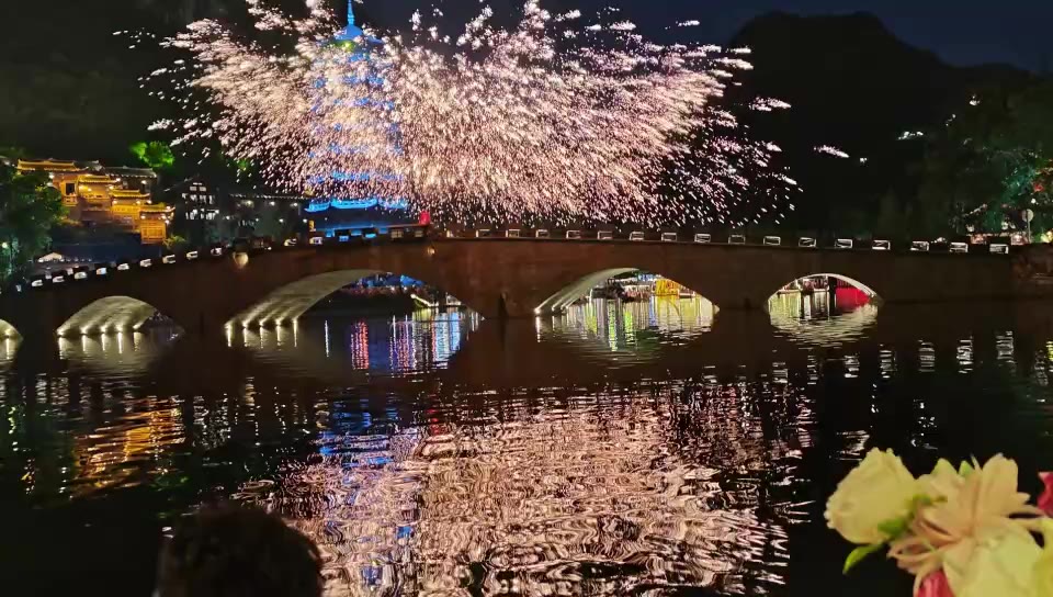 石拱桥上的打铁花
